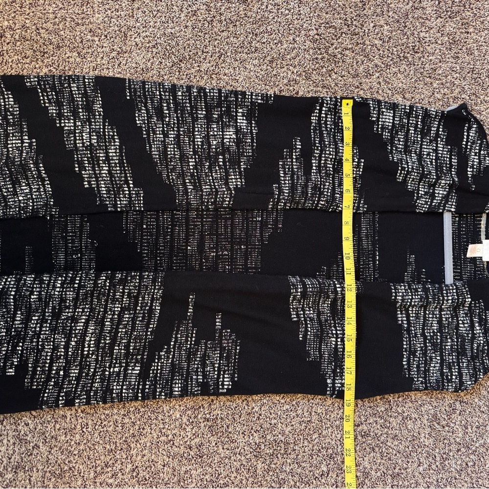 Chicos Woman’s Black and White Open Front Knit Vest Size 0 (4/6) Abstract Print - Picture 13 of 14